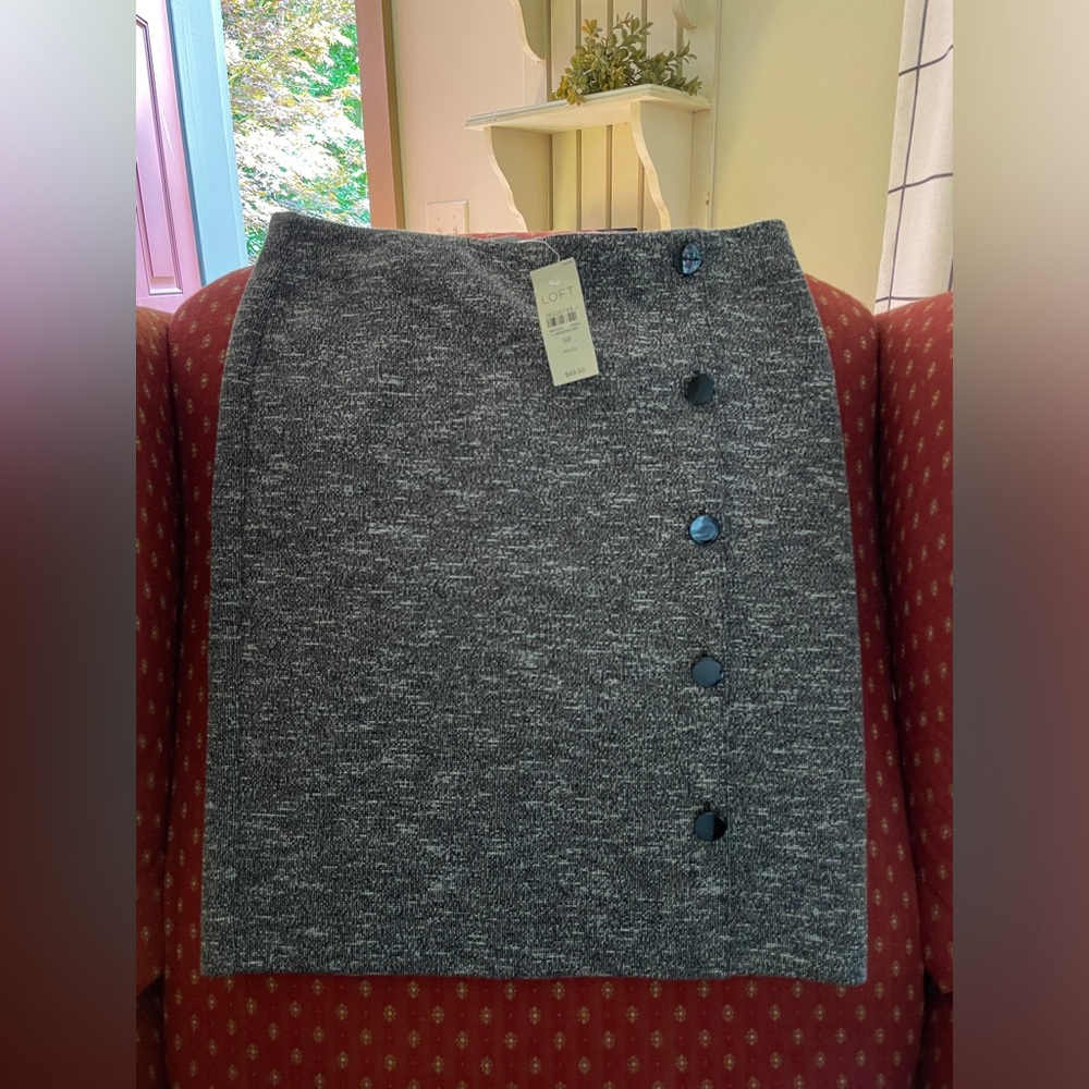 NWT, LOFT skirt, size petite Small.  Nice weight, easy on.